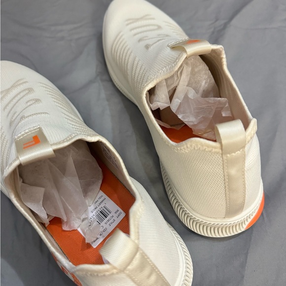 NWT French Connection UK (ergo, the FCUK logo) slip on sneakers in cream - Picture 4 of 8